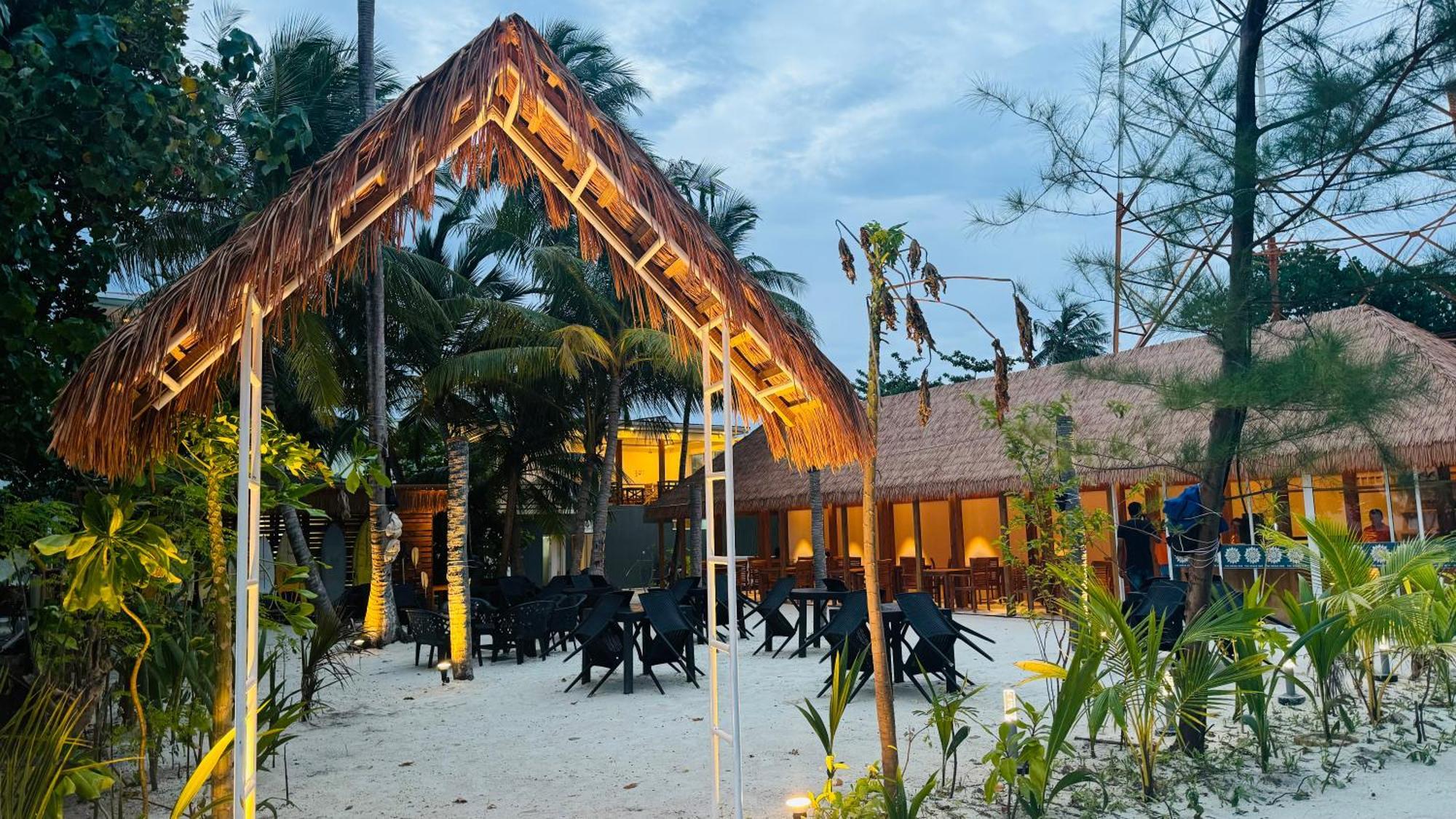 Wave Crest Retreat Hotel Thulusdhoo Exterior photo